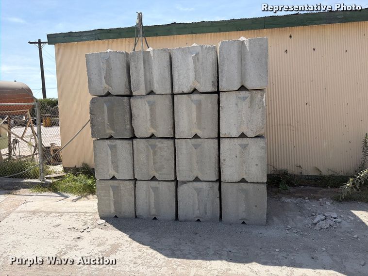 image for item MZ9959 (16) concrete edge bunker blocks