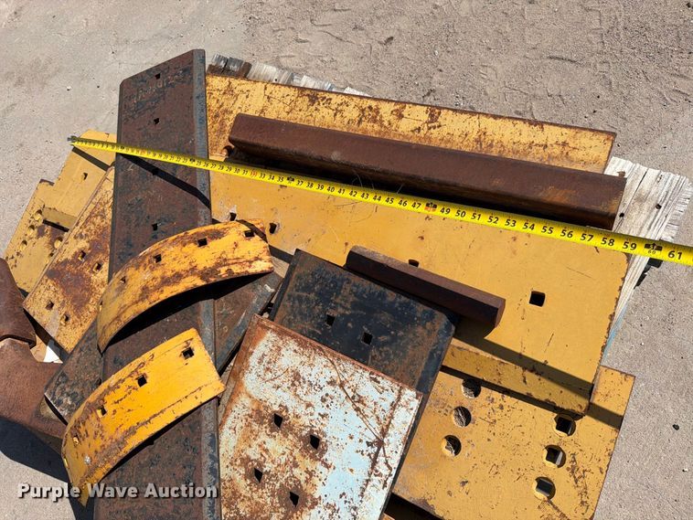 image for item MZ9976 (3) pallets of scraper attachments