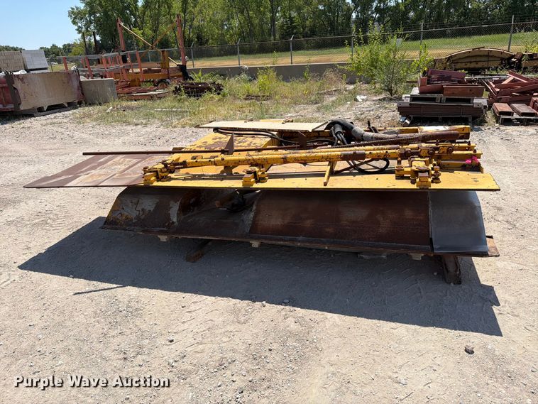 image for item MZ9985 Gomaco MCI8564-21 slip form concrete barrier assembly
