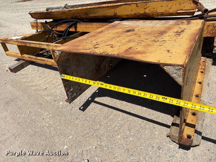image for item MZ9985 Gomaco MCI8564-21 slip form concrete barrier assembly