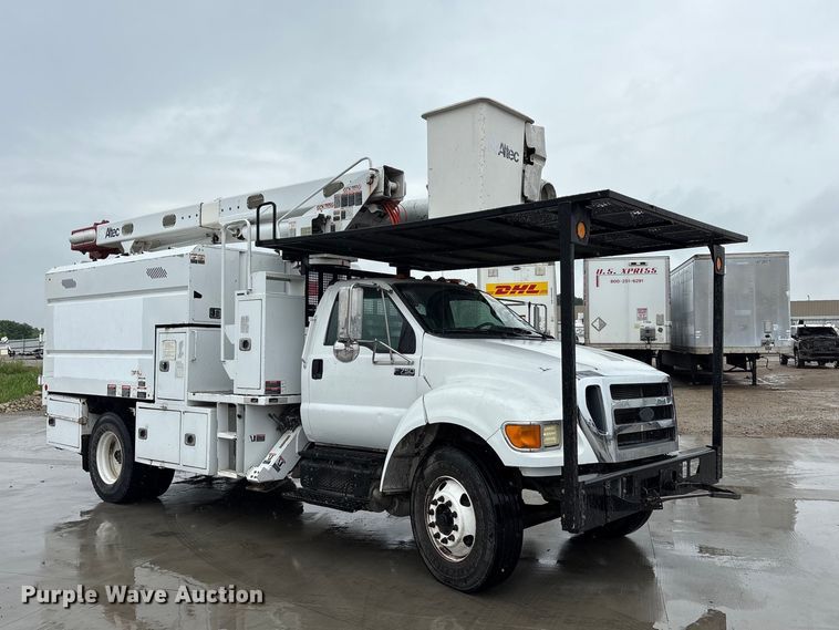 image for item YA2807 2015 Ford F750 Super Duty forestry bucket truck
