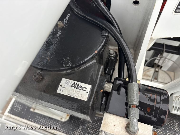 image for item YA2807 2015 Ford F750 Super Duty forestry bucket truck
