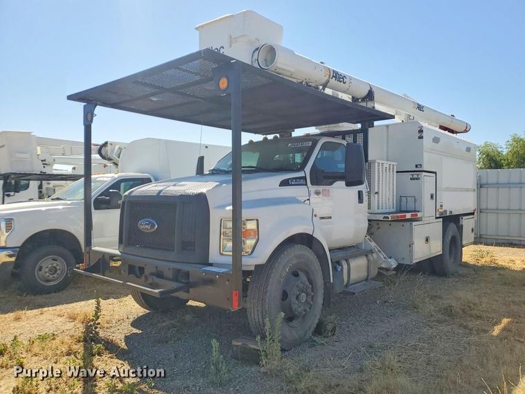 2016 Ford F750 forestry bucket truck