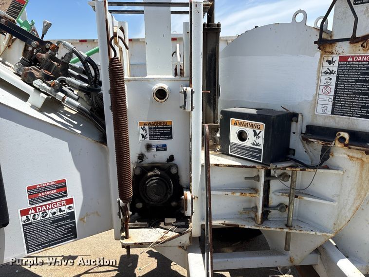 image for item YA3533 2011 Altec DC-912A wood chipper