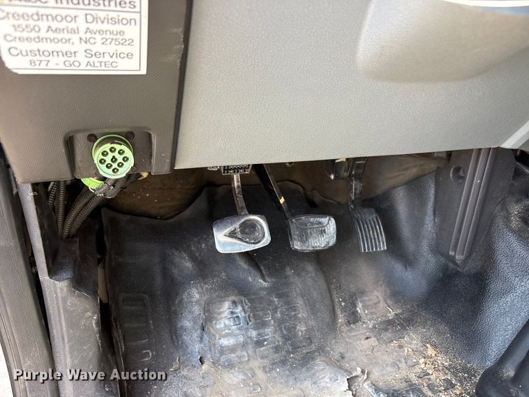 image for item YA3535 2015 Ford F750 Super Duty forestry bucket truck