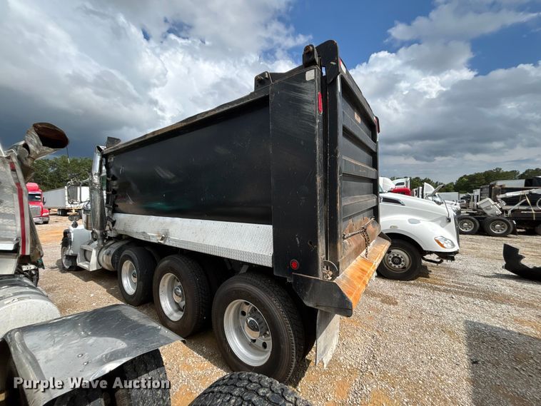 image for item YA3889 2020 Peterbilt 389 dump truck