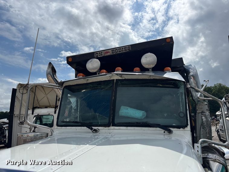 image for item YA3889 2020 Peterbilt 389 dump truck