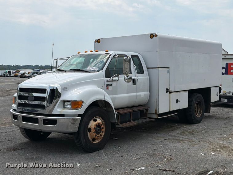 2010 Ford F750 Super Duty XL Crew Cab chipper truck