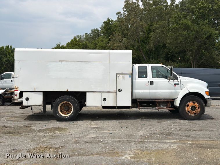 image for item YA3901 2010 Ford F750 Super Duty XL Crew Cab chipper truck