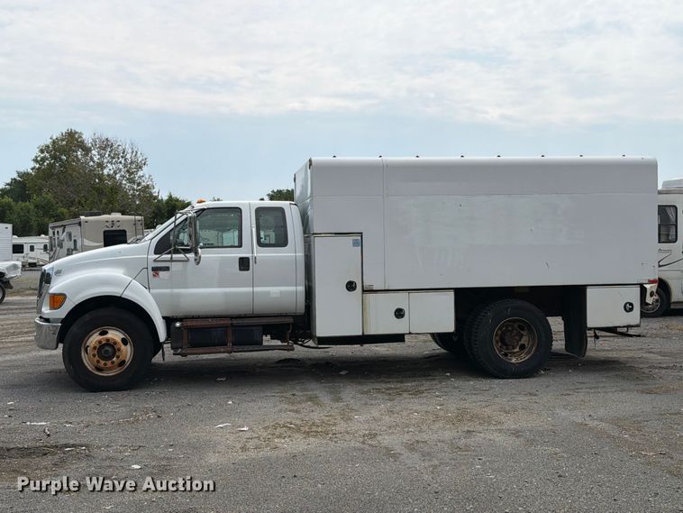 image for item YA3901 2010 Ford F750 Super Duty XL Crew Cab chipper truck