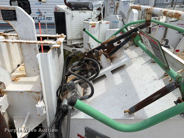 image for item YA3996 2011 Altec DC912A wood chipper