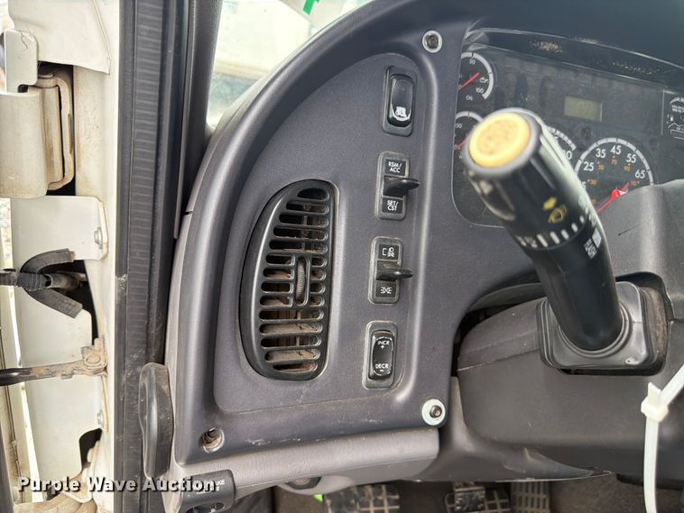 image for item YA4104 2015 Freightliner Business Class M2 forestry bucket truck