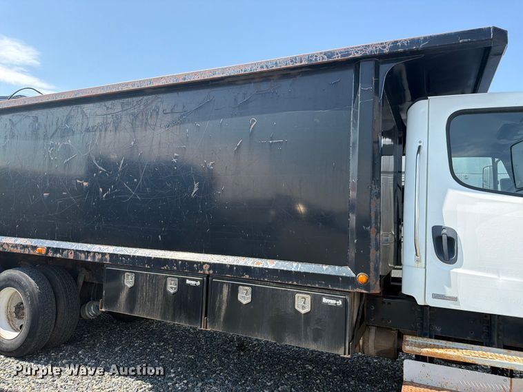 image for item YA4105 2011 Freightliner Business Class M2 grapple truck