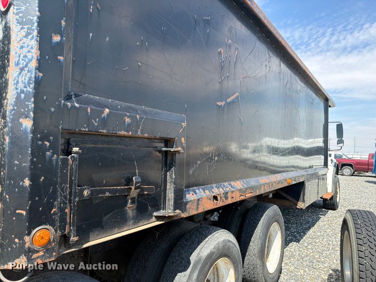 image for item YA4105 2011 Freightliner Business Class M2 grapple truck