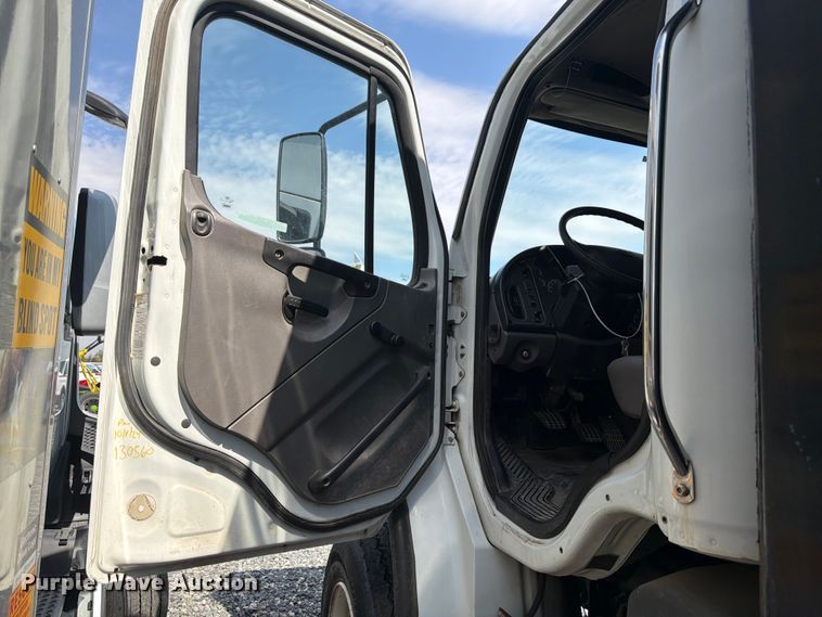 image for item YA4105 2011 Freightliner Business Class M2 grapple truck