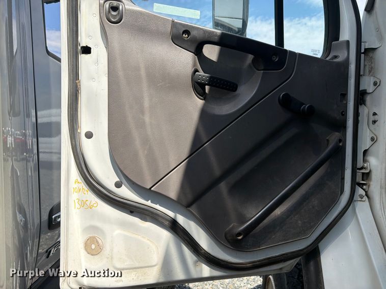 image for item YA4105 2011 Freightliner Business Class M2 grapple truck