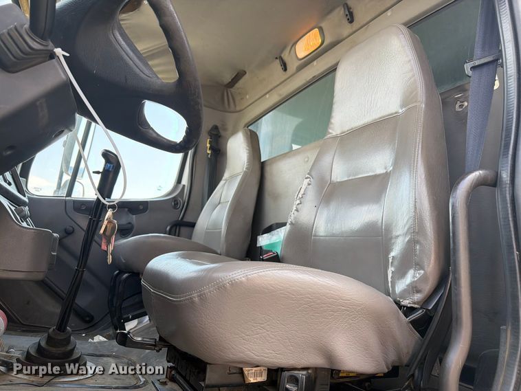 image for item YA4105 2011 Freightliner Business Class M2 grapple truck
