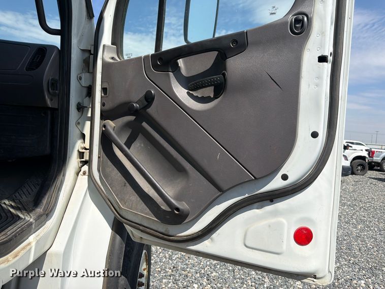image for item YA4105 2011 Freightliner Business Class M2 grapple truck