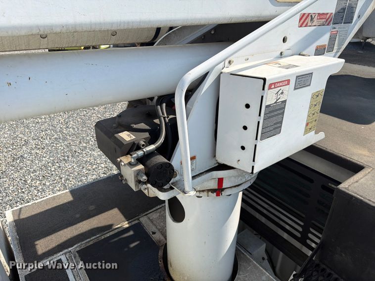 image for item YA4106 2014 Freightliner Business Class M2 forestry bucket truck