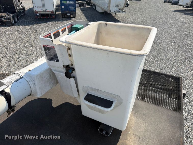 image for item YA4106 2014 Freightliner Business Class M2 forestry bucket truck