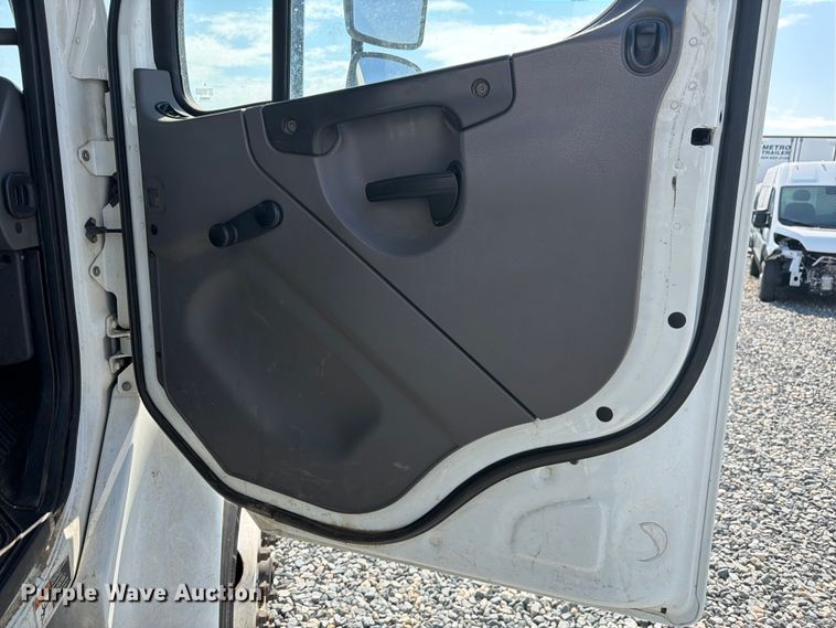 image for item YA4106 2014 Freightliner Business Class M2 forestry bucket truck