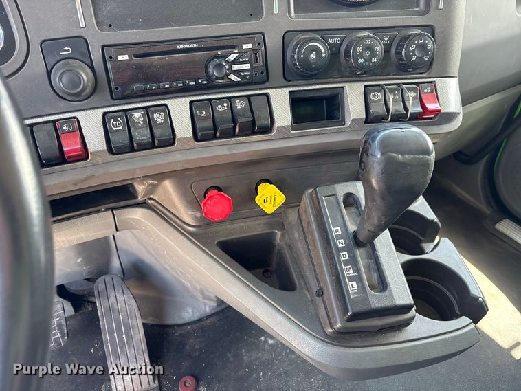image for item YA4267 2016 Kenworth T680 dump truck