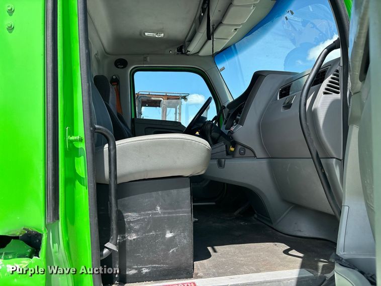 image for item YA4267 2016 Kenworth T680 dump truck