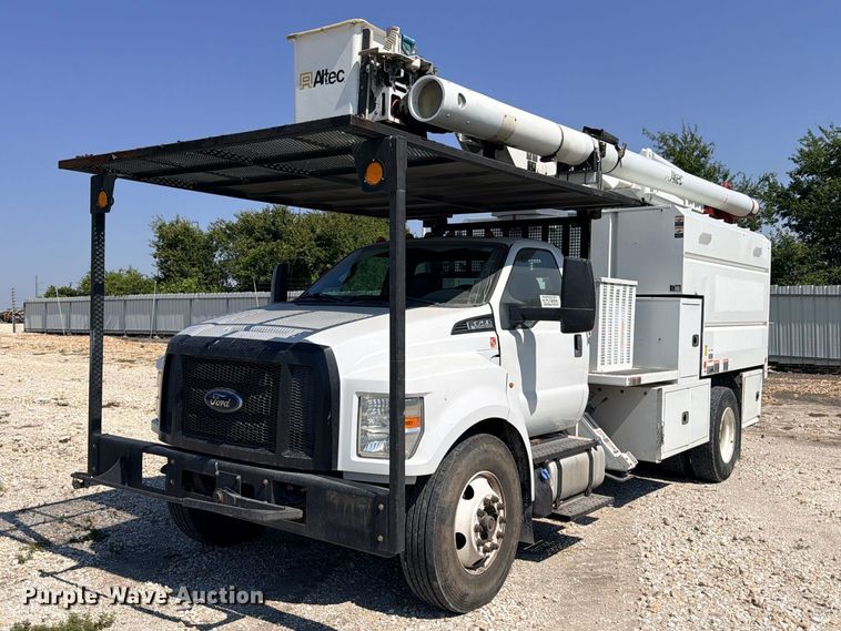 2016 Ford F750 Super Duty forestry bucket truck
