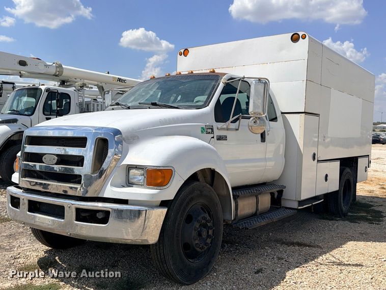 image for item YA4395 2009 Ford F750 Super Duty Ext. Cab chipper truck