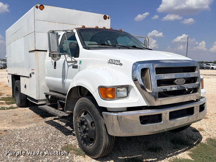 image for item YA4395 2009 Ford F750 Super Duty Ext. Cab chipper truck