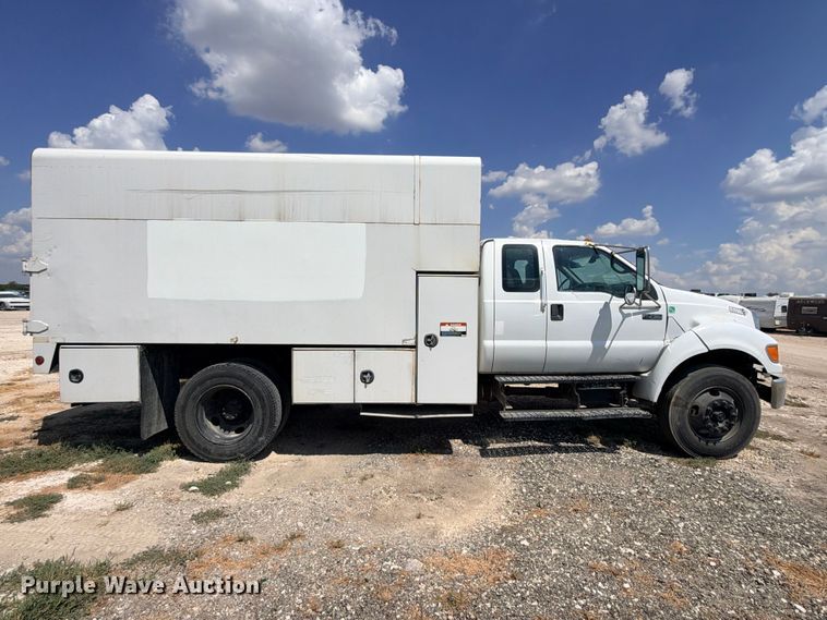 image for item YA4395 2009 Ford F750 Super Duty Ext. Cab chipper truck