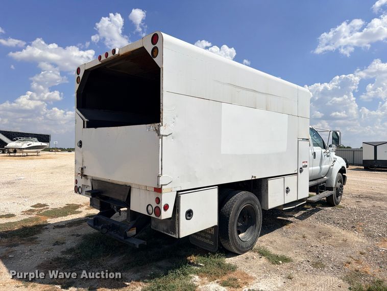 image for item YA4395 2009 Ford F750 Super Duty Ext. Cab chipper truck
