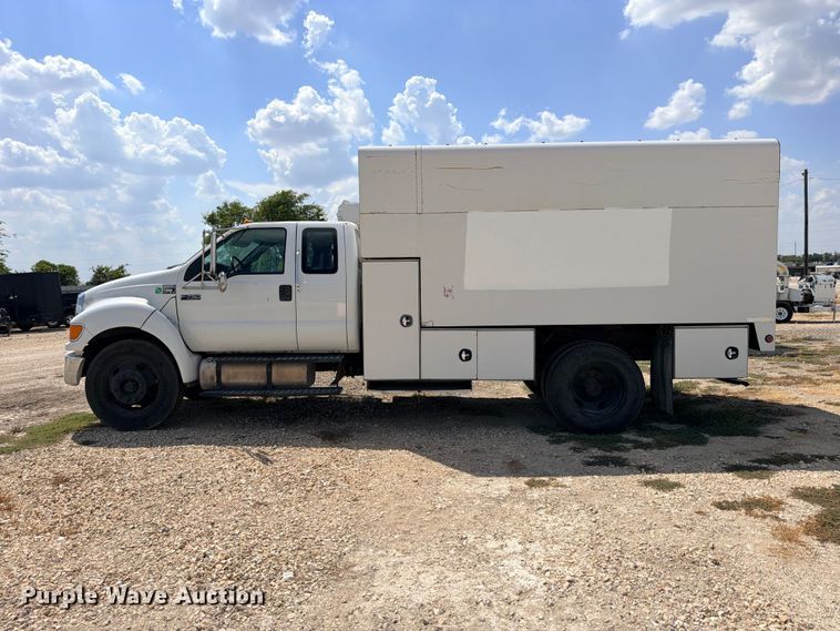 image for item YA4395 2009 Ford F750 Super Duty Ext. Cab chipper truck