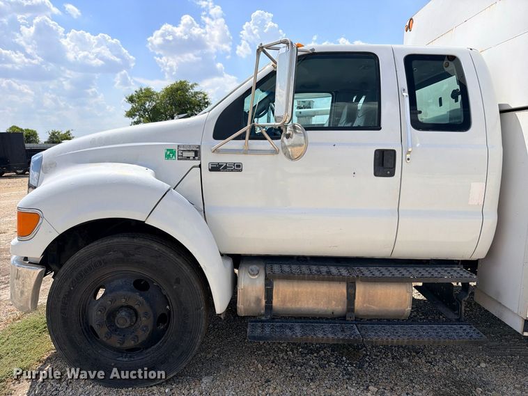 image for item YA4395 2009 Ford F750 Super Duty Ext. Cab chipper truck