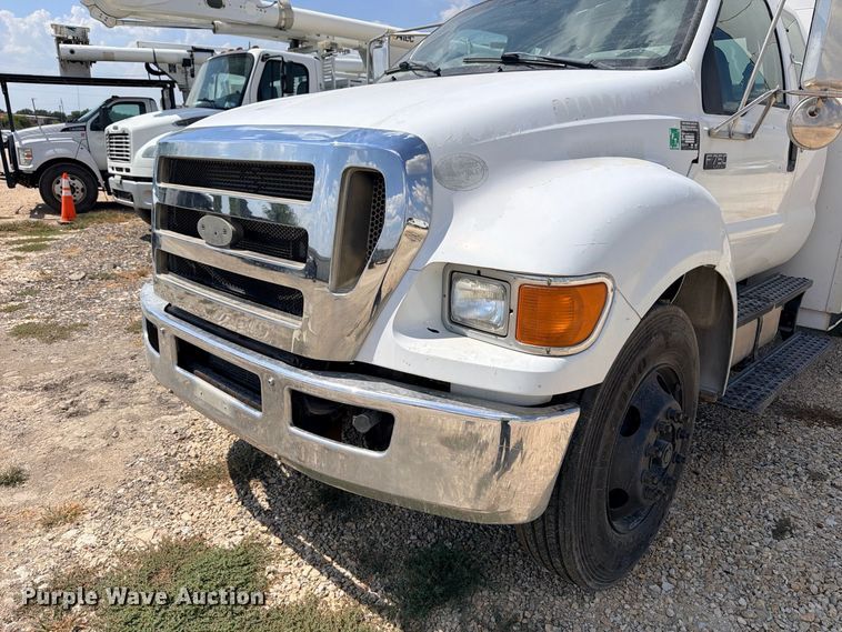 image for item YA4395 2009 Ford F750 Super Duty Ext. Cab chipper truck