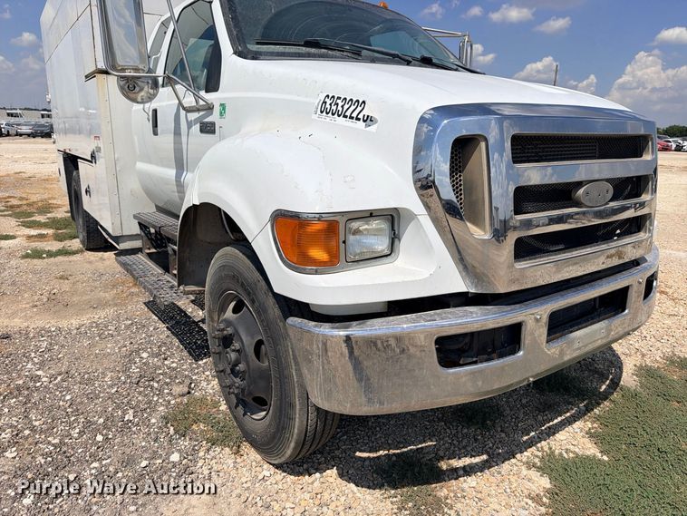 image for item YA4395 2009 Ford F750 Super Duty Ext. Cab chipper truck