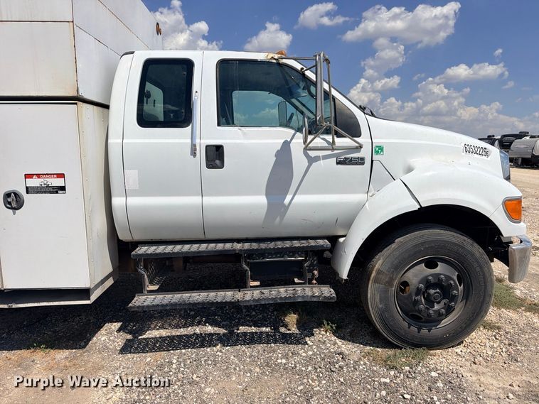 image for item YA4395 2009 Ford F750 Super Duty Ext. Cab chipper truck