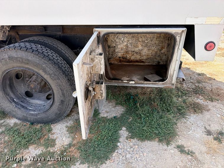 image for item YA4395 2009 Ford F750 Super Duty Ext. Cab chipper truck