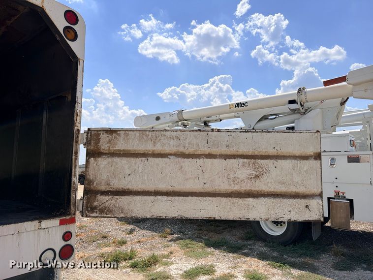 image for item YA4395 2009 Ford F750 Super Duty Ext. Cab chipper truck