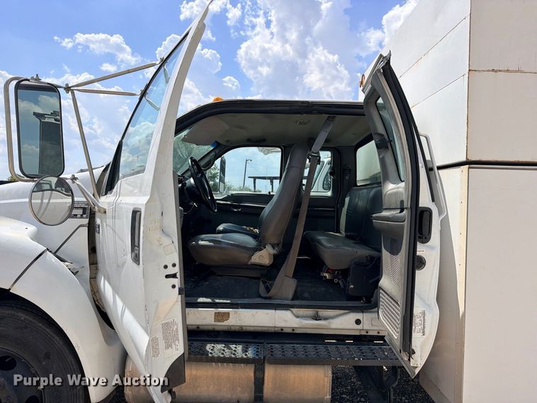 image for item YA4395 2009 Ford F750 Super Duty Ext. Cab chipper truck