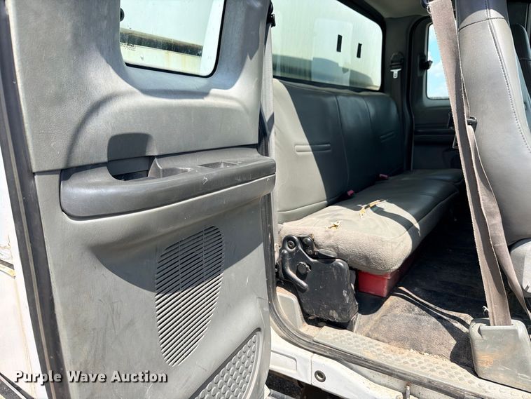image for item YA4395 2009 Ford F750 Super Duty Ext. Cab chipper truck