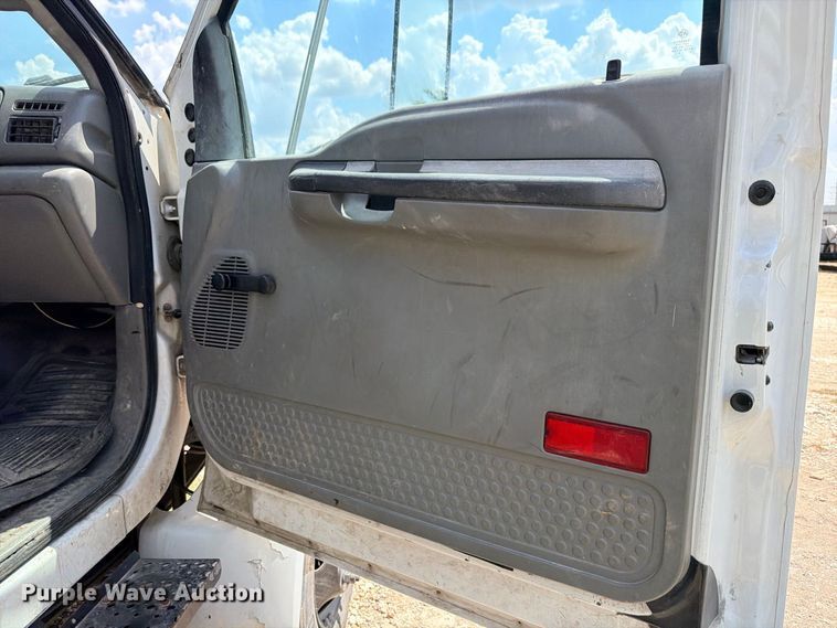 image for item YA4395 2009 Ford F750 Super Duty Ext. Cab chipper truck