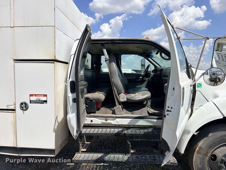 image for item YA4395 2009 Ford F750 Super Duty Ext. Cab chipper truck