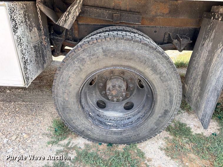 image for item YA4395 2009 Ford F750 Super Duty Ext. Cab chipper truck