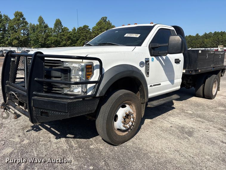 2019 Ford F550 Super Duty flatbed truck