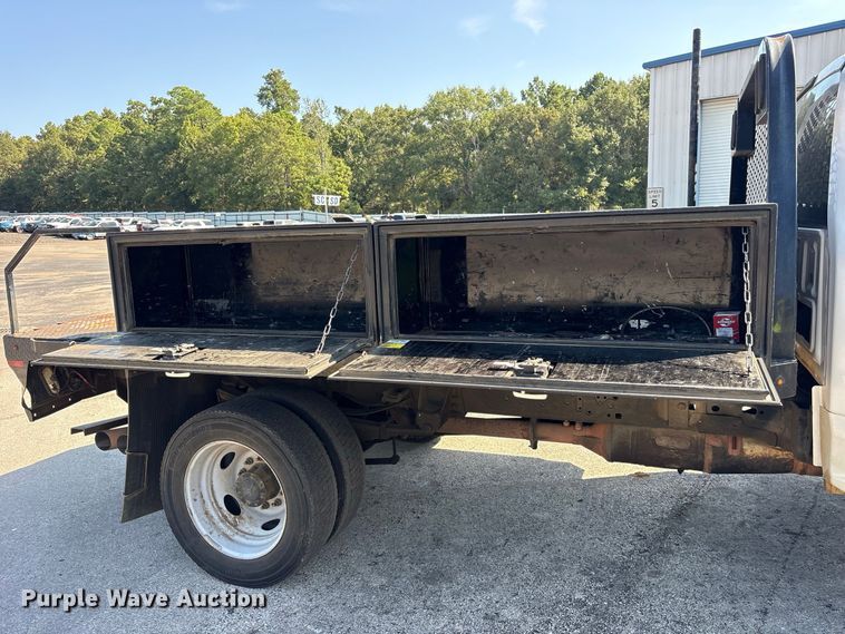 image for item YA4404 2019 Ford F550 Super Duty flatbed truck
