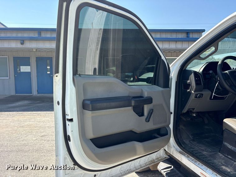 image for item YA4404 2019 Ford F550 Super Duty flatbed truck