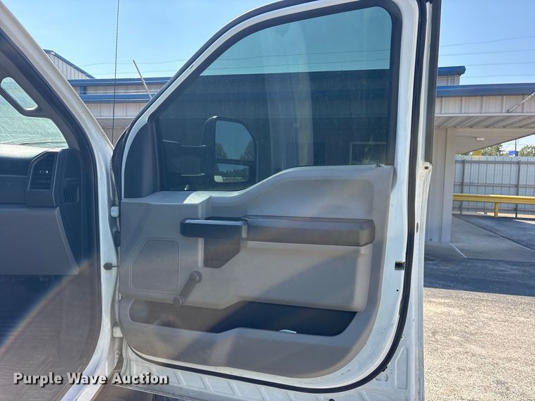 image for item YA4404 2019 Ford F550 Super Duty flatbed truck
