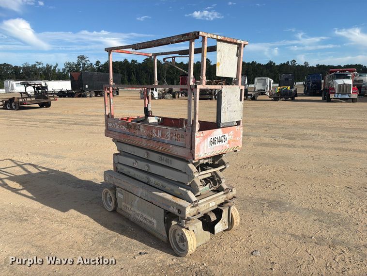 image for item YA4564 2011 Skyjack SJIII 3219 scissor lift