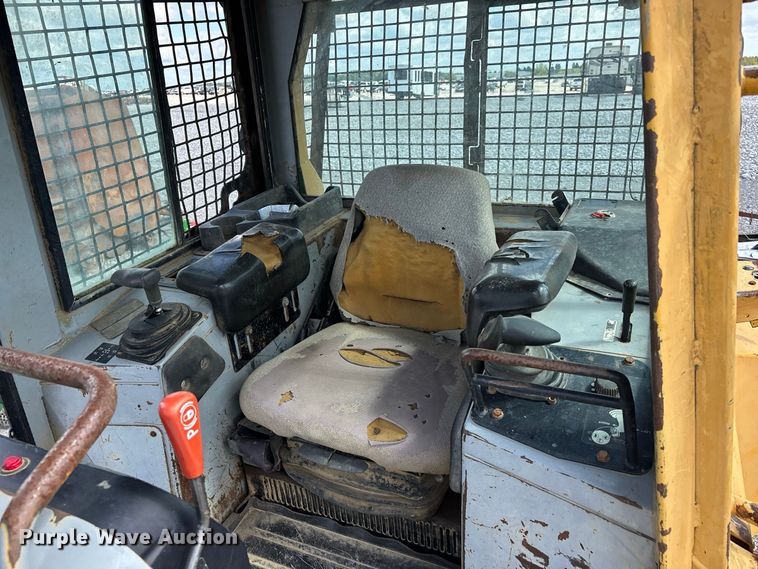 image for item YA4589 2001 John Deere 700H dozer